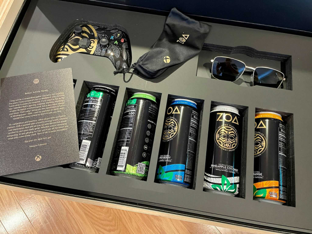 INSOLITE sur la Xbox Series X : après le frigo taille réelle, place aux  mini réfrigérateurs sponsorisés par The Rock ! 